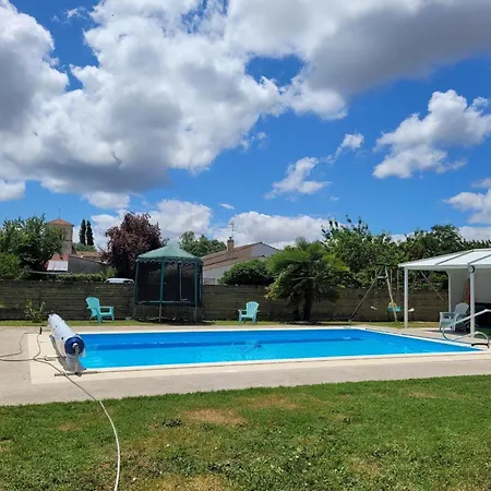 Le Cocon Taillonais Avec Piscine Holiday home Saint-Ciers-du-Taillon