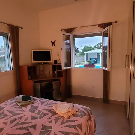 Le Cocon Taillonais Avec Piscine Holiday home Saint-Ciers-du-Taillon